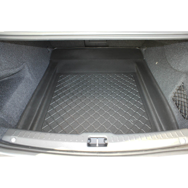 Guminis bagažinės kilimėlis Volvo S90 Mild Hybrid 2016-> (versija su įrankiu dėže bagažinėje / not for Plug-in Hybrid)